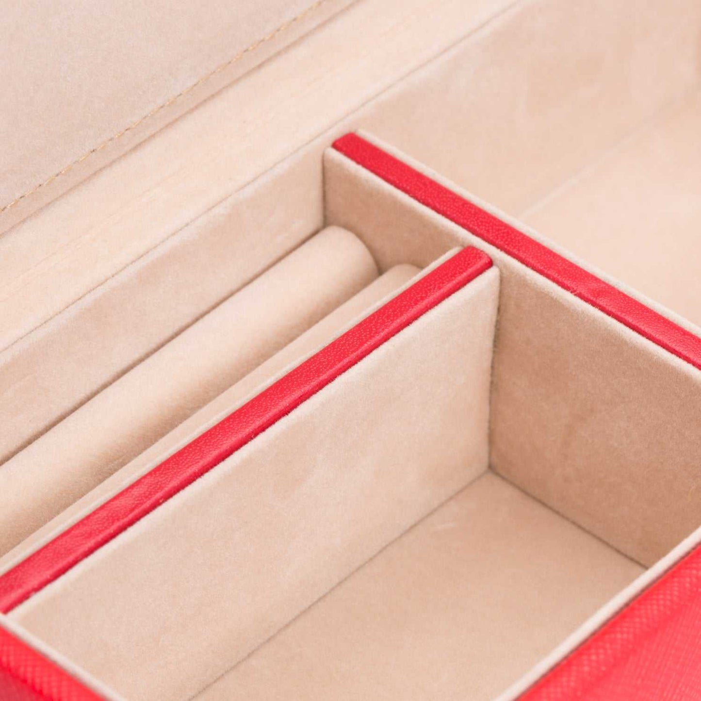Jewellery BoxWolf Heritage Safe Deposit Jewellery Box Red Saffiano 280314Introducing the Wolf Heritage Safe Deposit Jewellery Box Red Saffiano 280314 (Model: 280314) – a fusion of classic style and functional design, redefining the way yo
