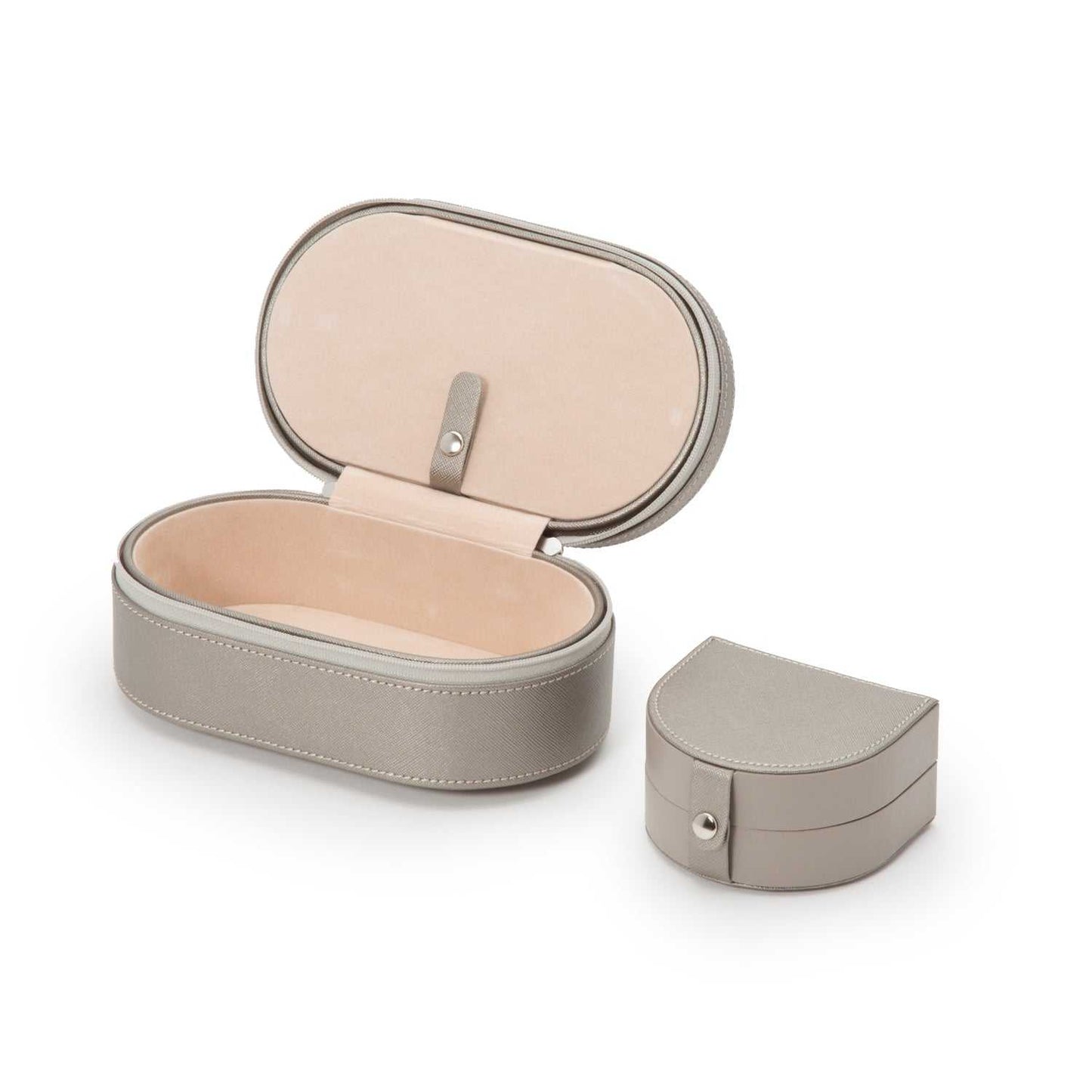 Jewellery BoxWolf Heritage Oval Zip Case Jewellery Box Pewter Saffiano 280634Introducing the Wolf Heritage Oval Zip Case Jewellery Box in Pewter Saffiano (Model 280634) – a harmonious blend of classic style and functional design. This excepti